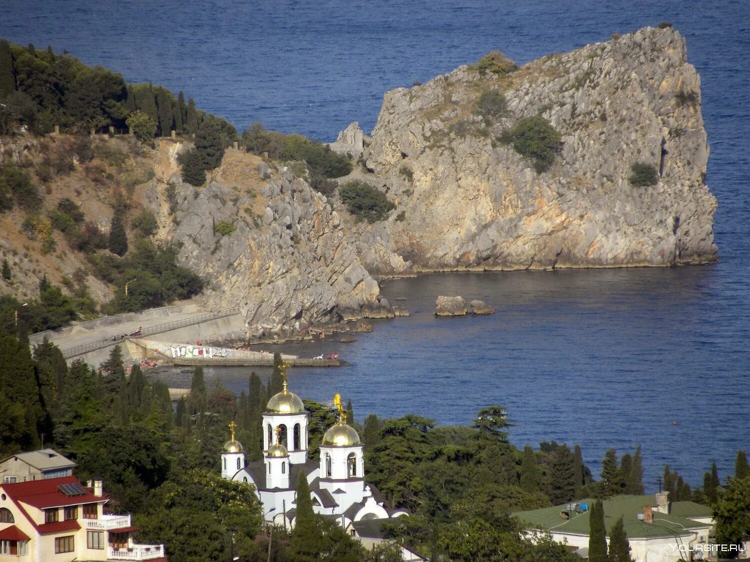 Скала гурзуф. Скалы адалары в гурзуфе легенда. Скала гурзуф. Скала шаляпина в гурзуфе. Грот пушкина в гурзуфе.