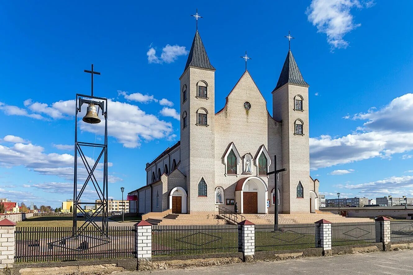 Костел в гродно девятовка. Гродно кирха святого иоанна. Служба в костеле в девятовка гродно. Вороново костел. Красный костёл в гродно.