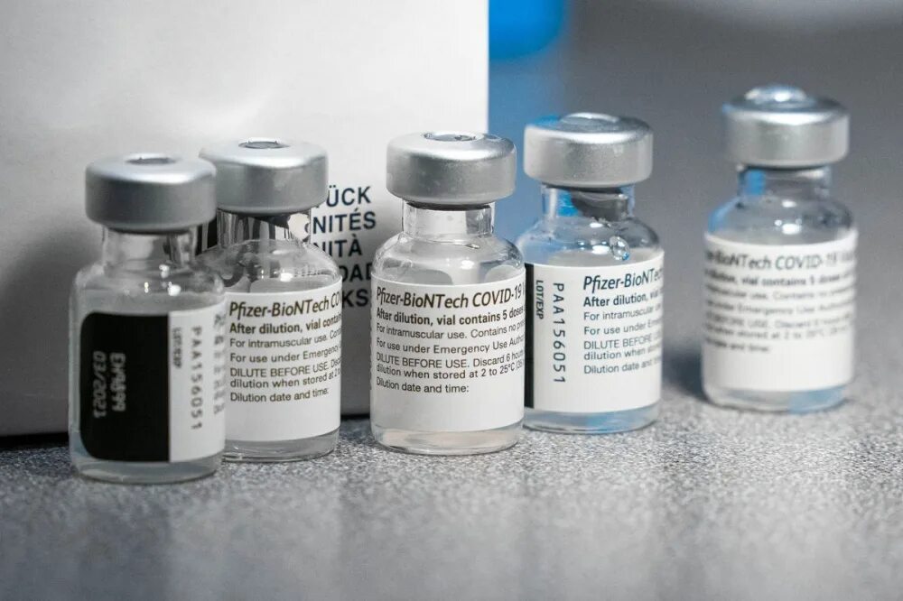 Вакцина от Covid-19 Pfizer. Pfizer Covid вакцина. Ампула вакцины Файзер. Вакцина Pfizer/BIONTECH против Covid-19.
