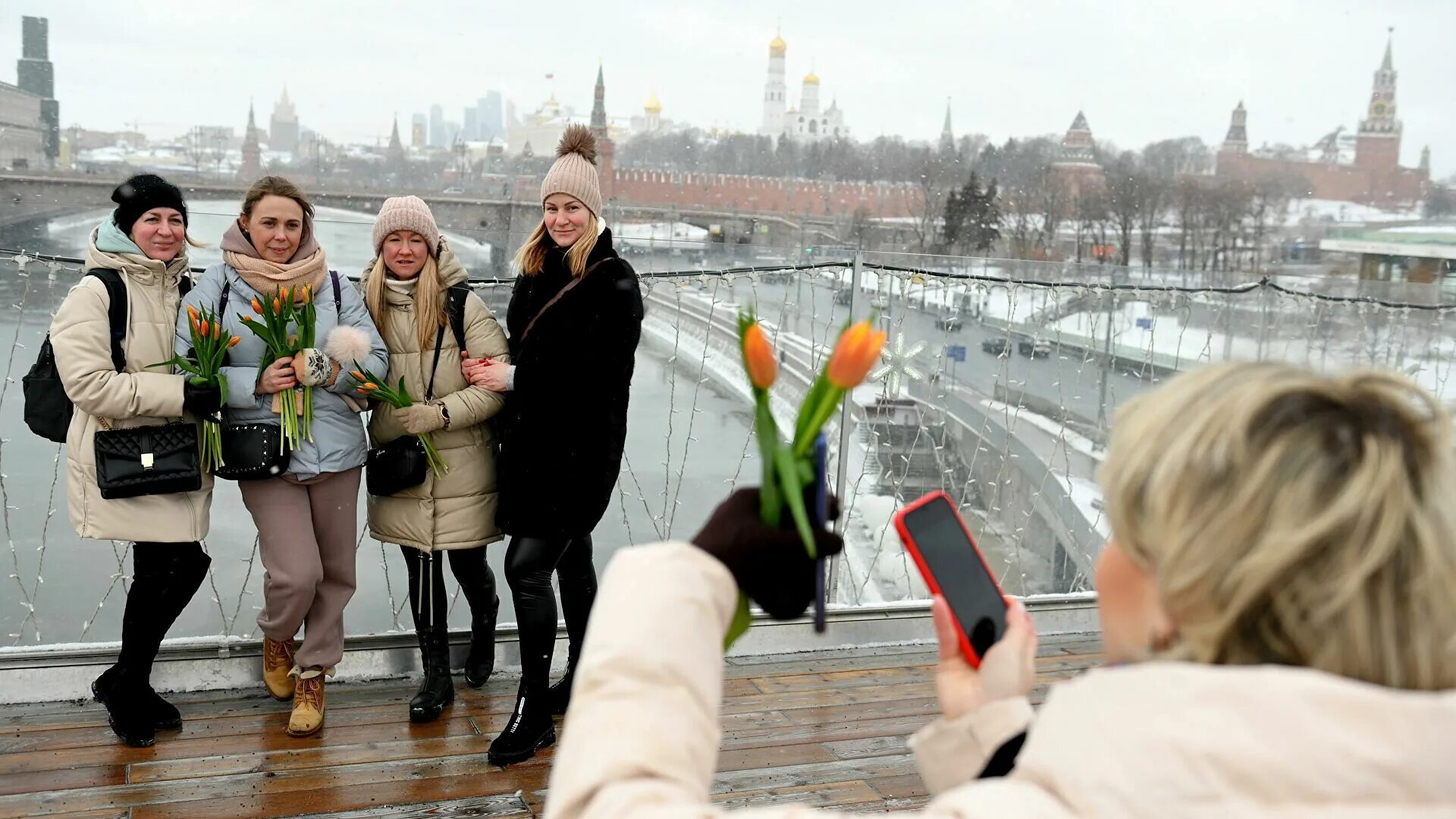 Где можно погулять в москве в марте. Туристы зимой. Туристы в Москве. Люди в Москве зимой. Туристы зимой в городе.