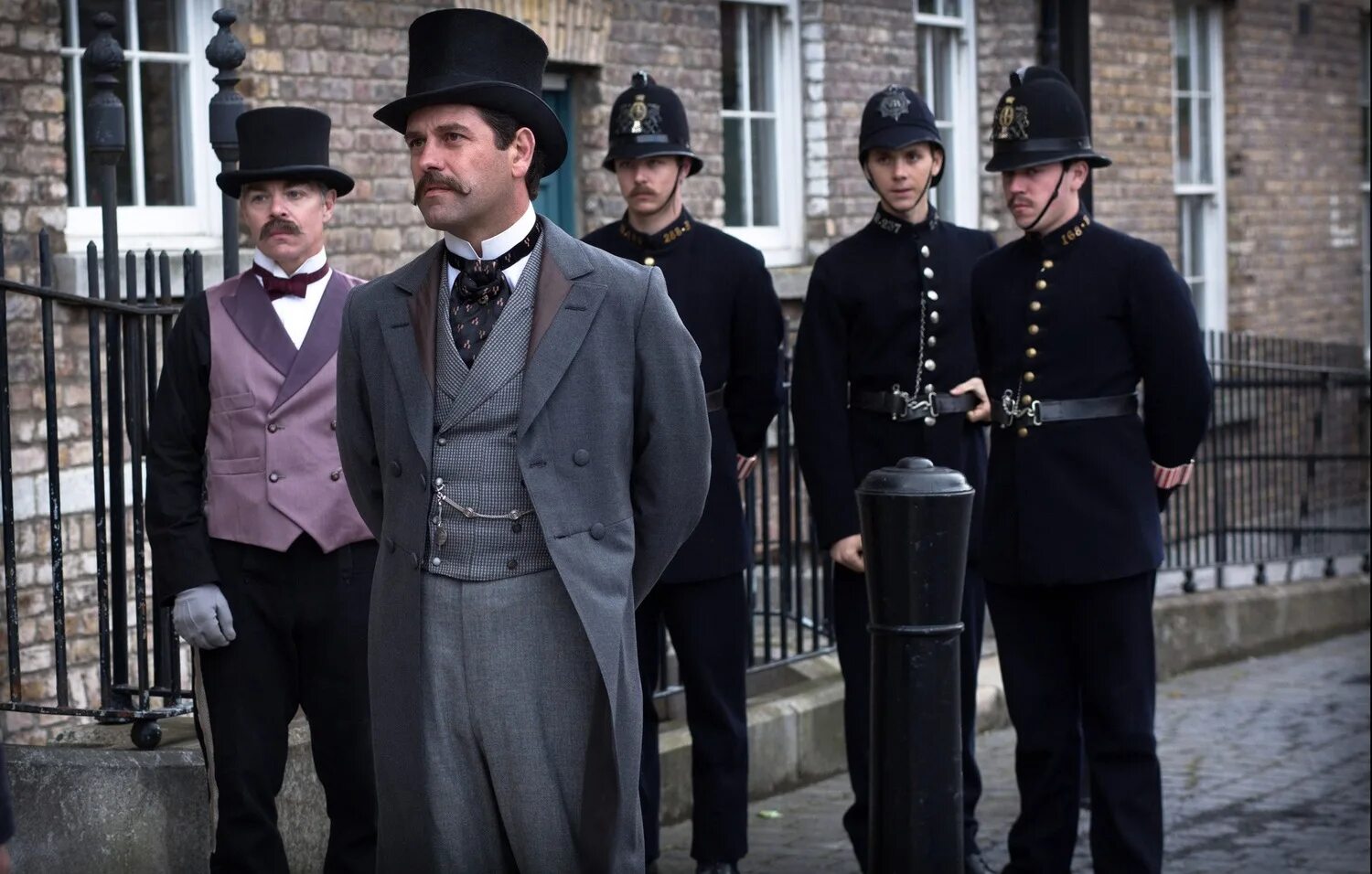 улица потрошителя 5 сезон. улицы потрошителя 1. шарлин маккенна улица потрошителя. майанна бёринг улица потрошителя.