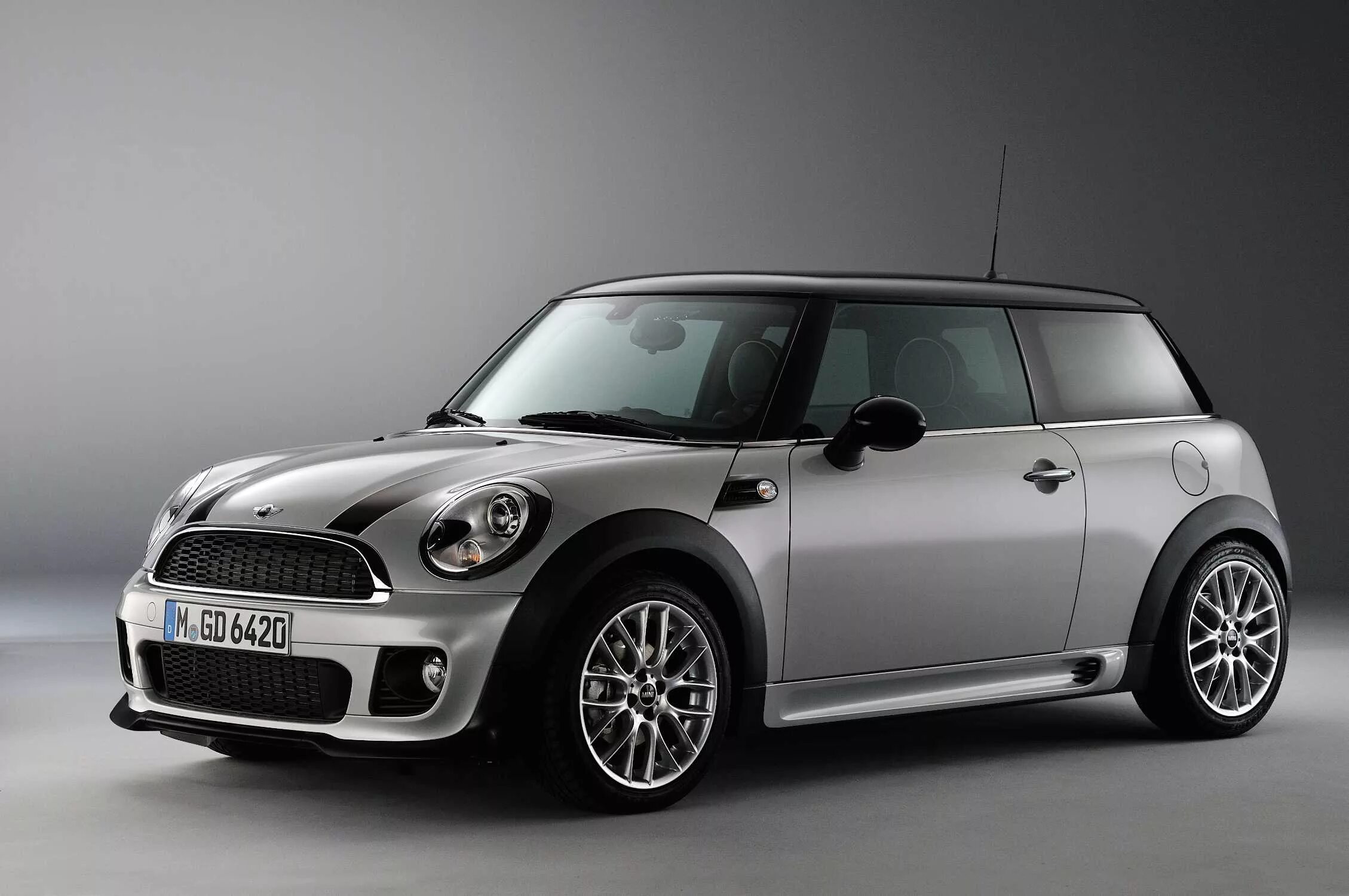 Мини мини контент. Mini Cooper JCW. Mini Cooper серый JCW. Mini Cooper 2011. Мини Купер Хатч.