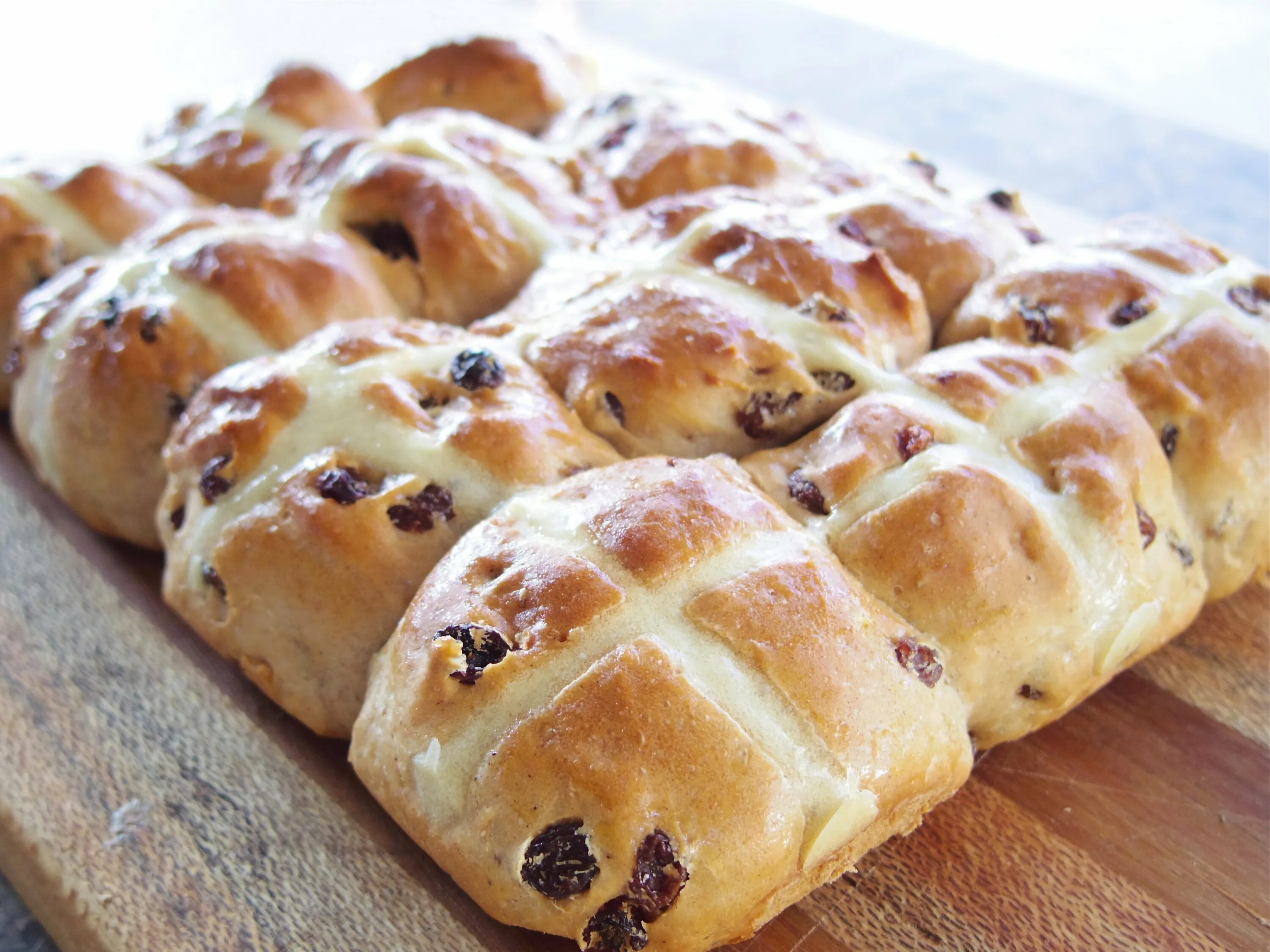 Хот кросс банс. Hot Cross buns булочки. Hot Cross buns в Великобритании. Английские крестовые булочки ХЛЕБОМОЛЫ.