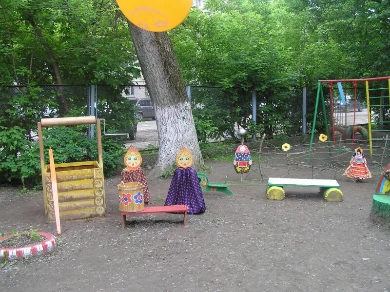 Площадка в детском саду. Детские прогулочные участки. Детские прогулочные участки. Летние площадки в доу. Игровая площадка в детском саду.