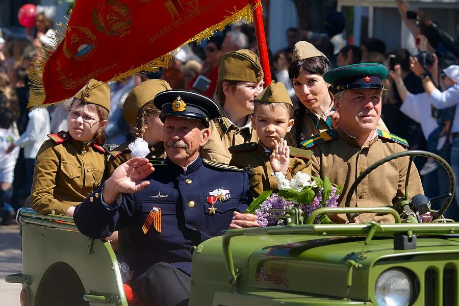 9 мая в городе. День победы города герои. атрибуты на 9 мая парад. 9 мая город. севастополь город-герой день победы.