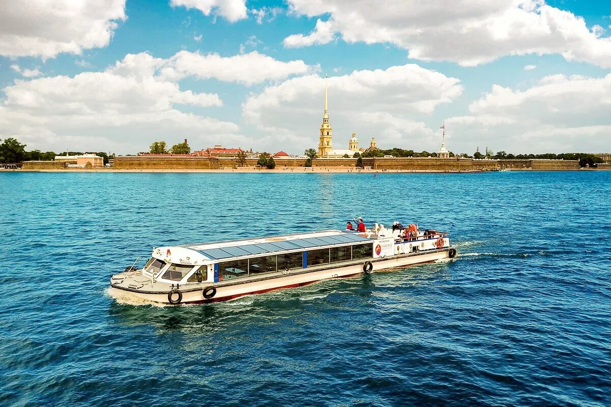 Спб речные прогулки по каналам. Теплоход Петропавловская крепость. Теплоход на Неве Питер. Петропавловская крепость теплоходы теплоход. Теплоходная экскурсия «по рекам и каналам»..