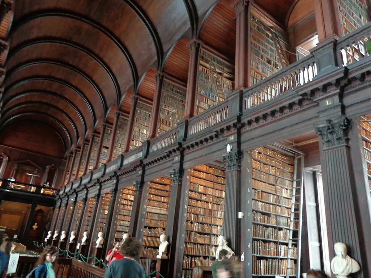Часть библиотеки 5. Тринити колледж Дублин. Библиотека Тринити-колледжа в Дублине. Тринити колледж Дублин внутри. Тринити-колледж (Кембридж) внутри.