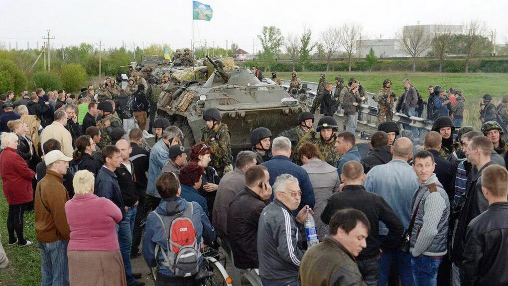 Почему россия начала военные. Люди против танков на Донбассе в 2014. Люди останавливают танки на Донбассе. Жители Донбасса останавливают украинские танки. Жители руками останавливают украинские танки.