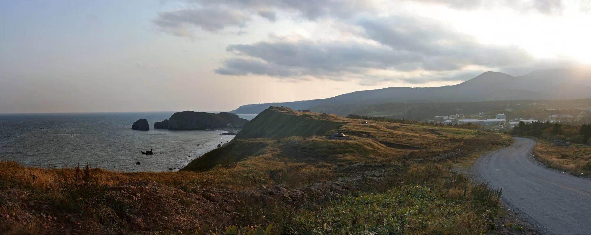 Село курил. Кунашир Головнино застава. Кунашир Третьяково. Бухта лагунная Курильские острова. Кунашир море.