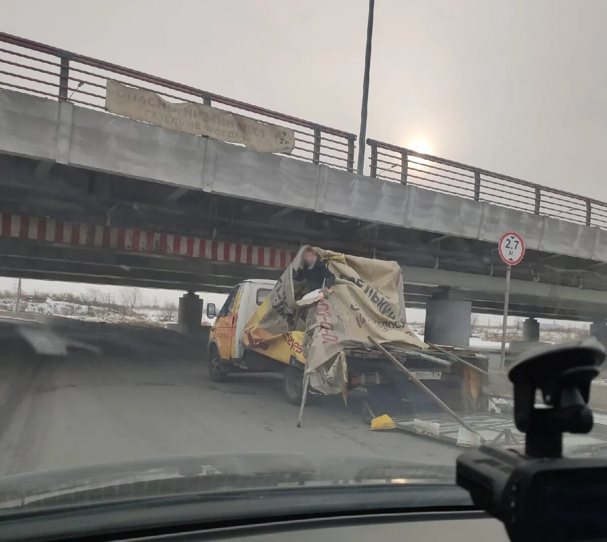 мост глупости в санкт петербурге. мост дураков на софийской в спб. проезд под мостом. мост дураков на софийской в спб. мост глупости в санкт-петербурге на софийской.