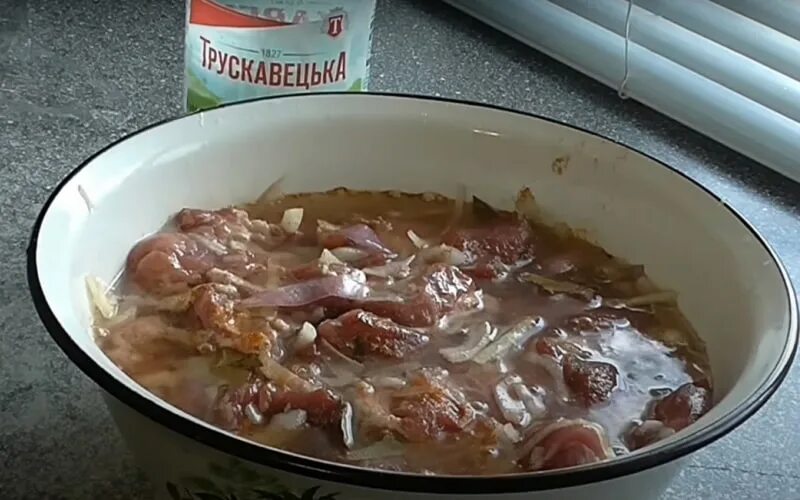 Шашлык в маринаде из минералки. Маринад свинины с минеральной водой. Маринад для шашлыка из свинины на минералке с луком. Шашлык в маринаде из минералки. Шашлык в минералке с луком.