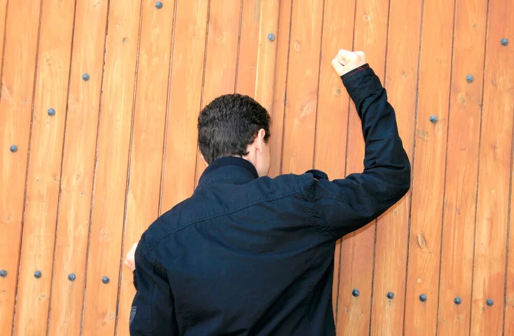 Стукач. Стучит в дверь. Лицо стучать. В дверь постучал парень. Лицо стучать.