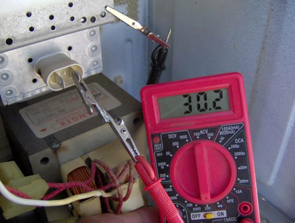 Как прозвонить трансформатор. Прозвонка магнетрона микроволновки мультиметром. Как проверить магнетрон микроволновки. Сопротивление магнетрона микроволновки ом. Прозвонка магнетрона микроволновки.