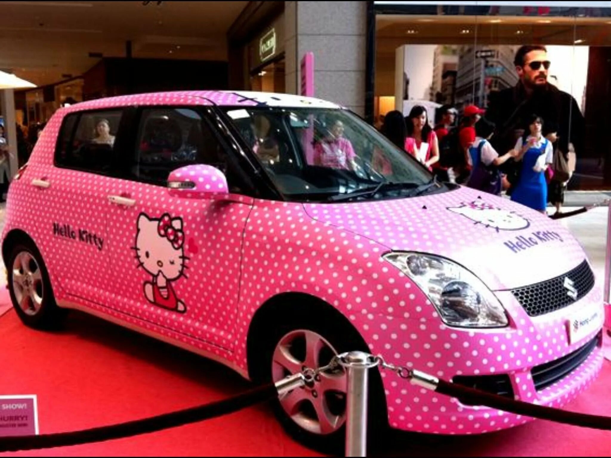 Машина хеллоу. Розовая машина с Хеллоу Китти. Машинка hello Kitty. Машина Хелло Китти розовая. Сузуки Хэллоу Китти.