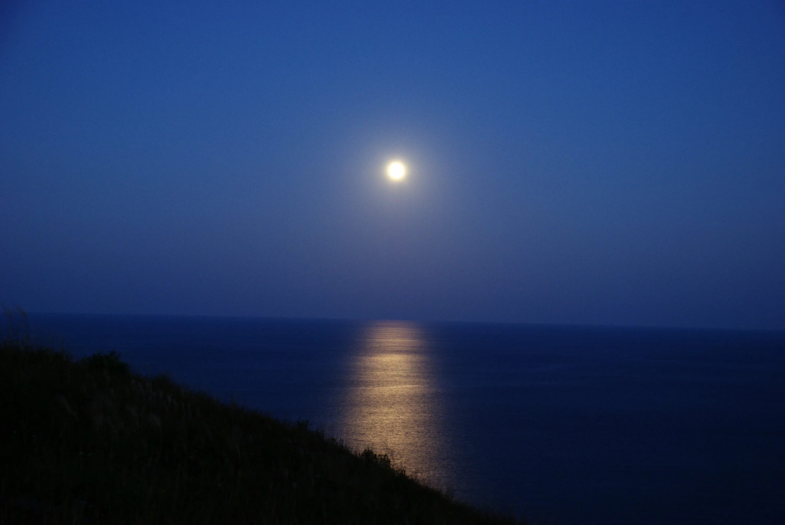 Луна вдали. Луна над морем. Ночное море. Ночь в море. Вид на море ночью.