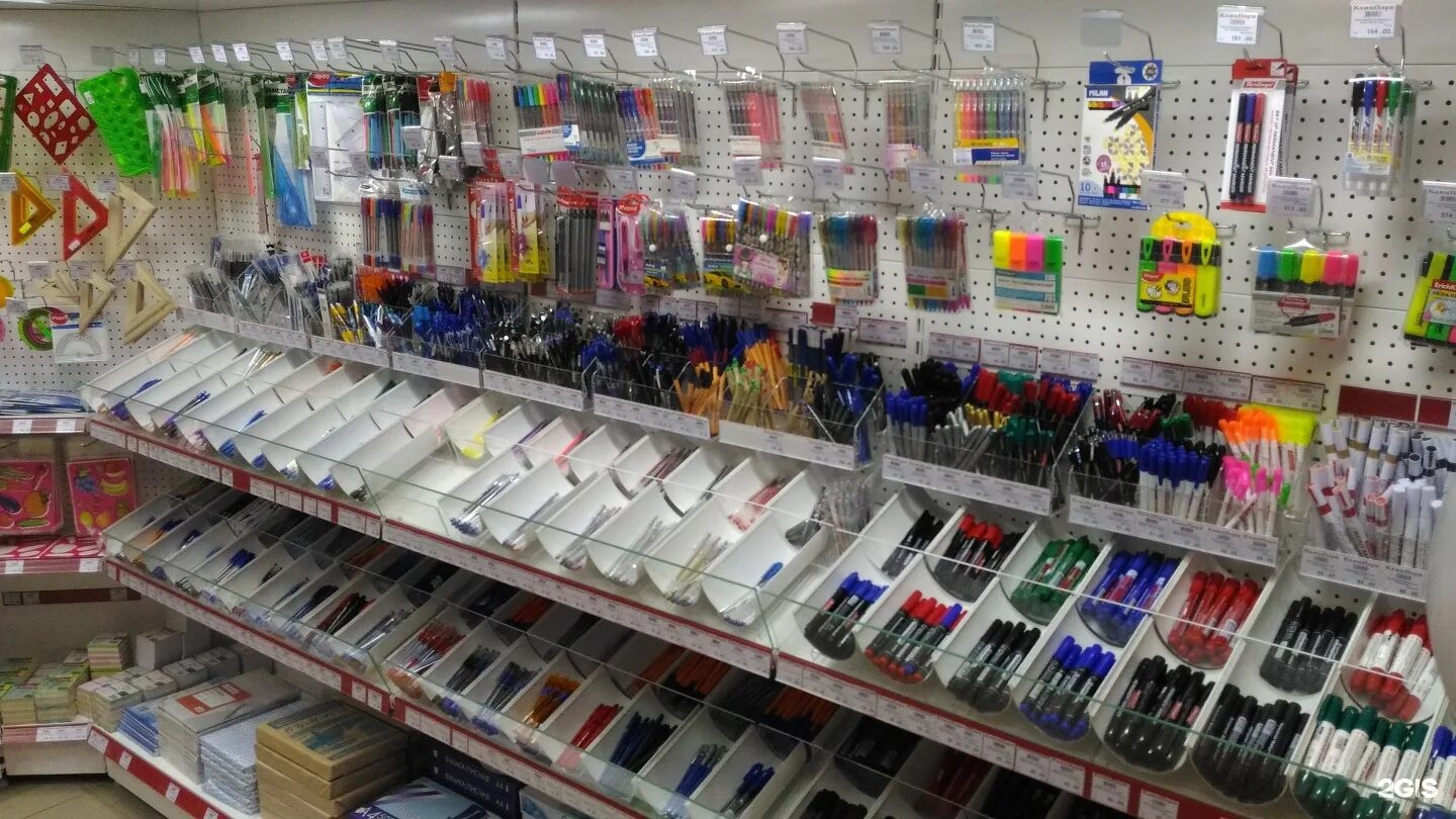 В городе канцелярскими товарами торгуют несколько. Канцтовары для офиса. Канцелярский магазин. Выкладка товара в канцелярском магазине. Маленький отдел канцтоваров.