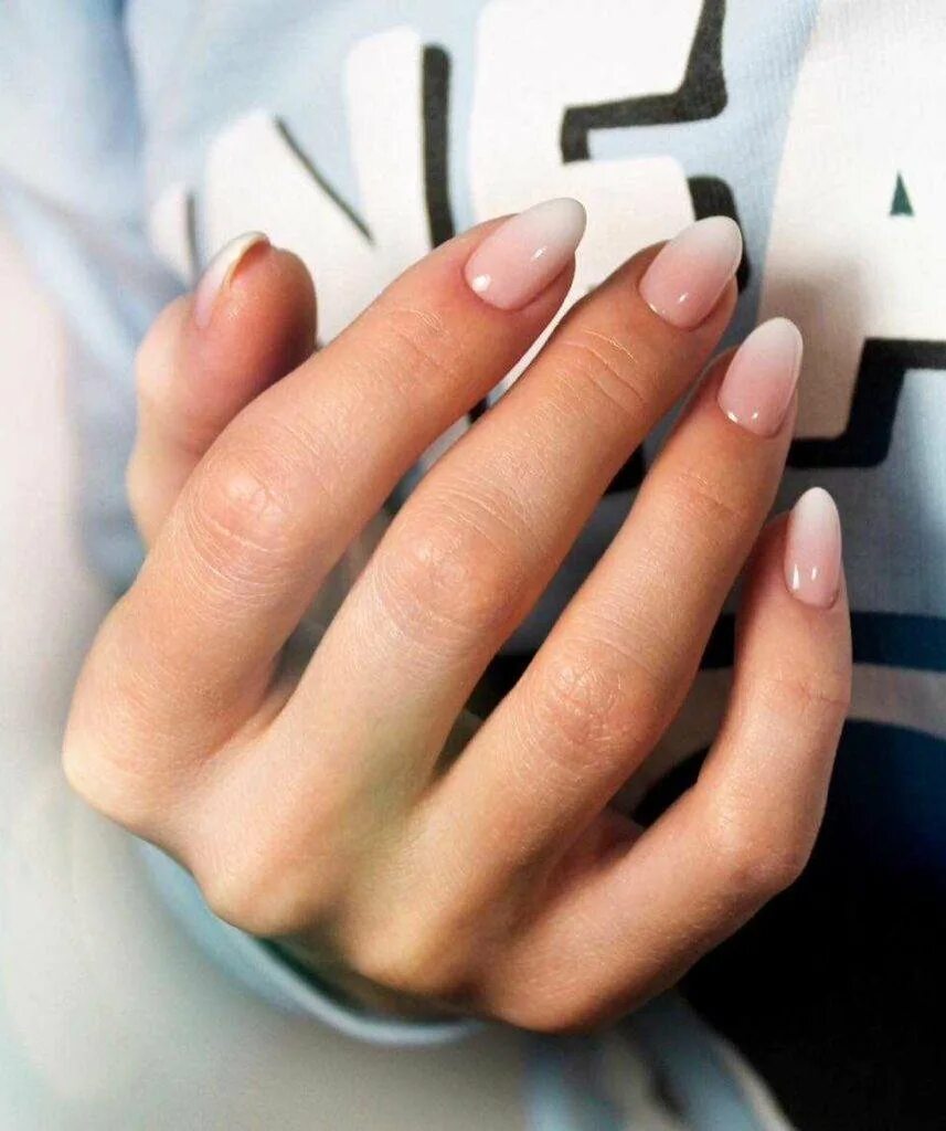 Красивый детский маникюр. Красивый маникюр в школу. Девушка с маникюром. Красивые короткие ногти. Ногти средней длины.