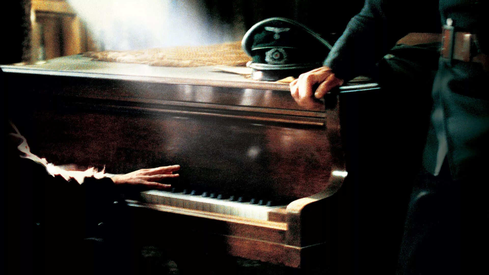 He plays the piano they. Эдриан Броуди пианист. Шпильман в. "пианист".