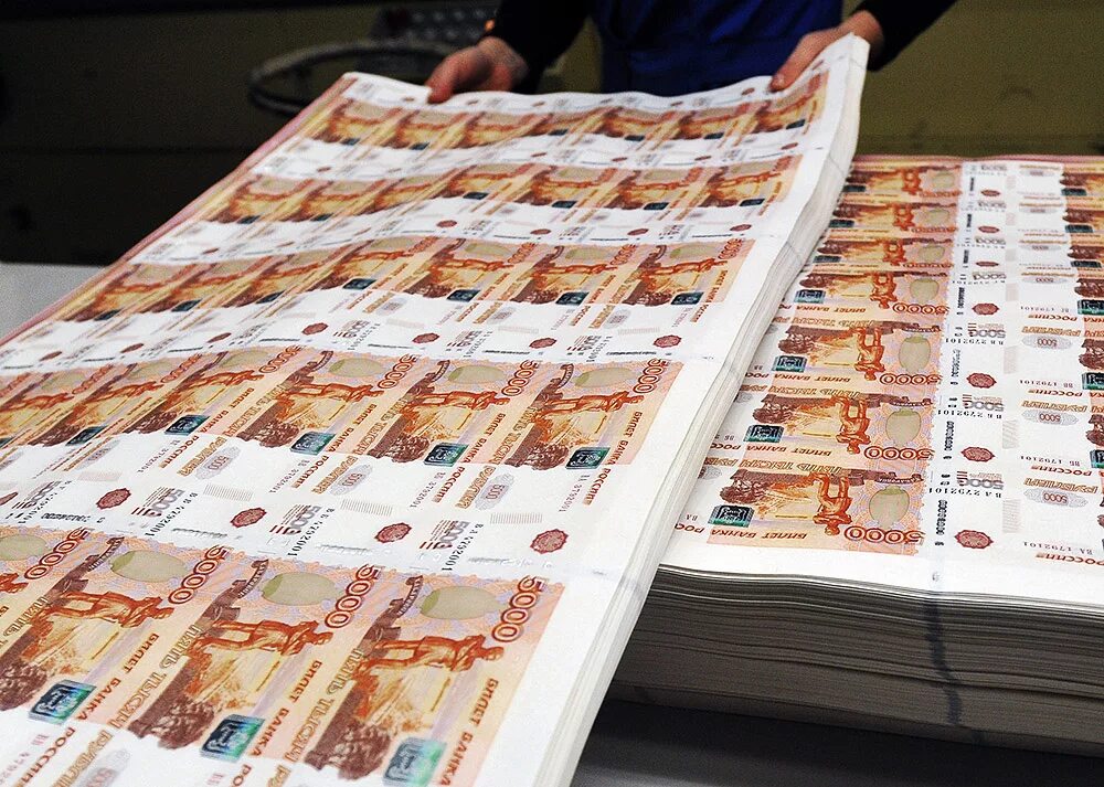 Как выводят российские деньги. Деньги печатать. Денежный печатный станок. Печатный станок рубли. Российские деньги.