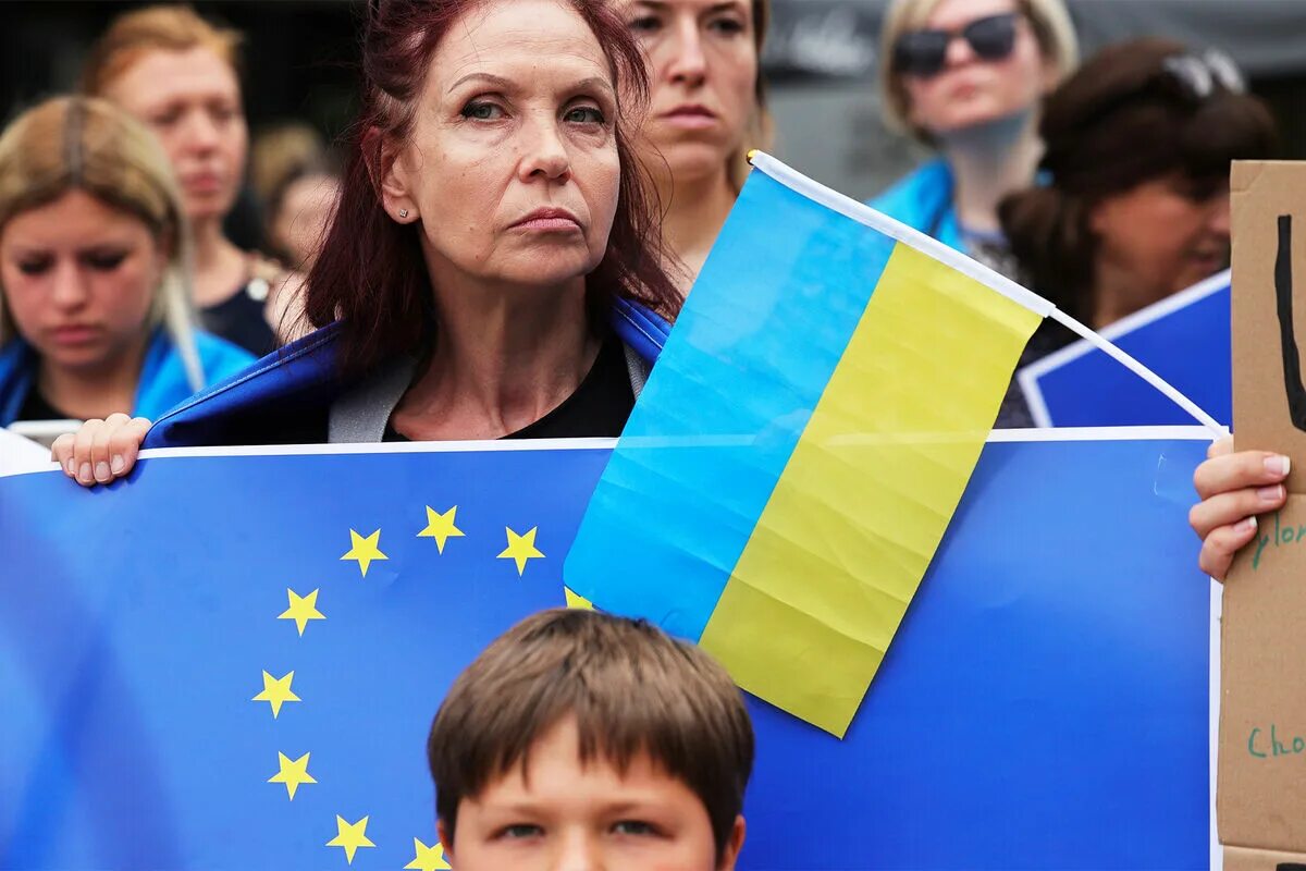 Политика европейской украины. Ес. Еврокомиссар оливер вархели. Политика европейской украины. Европейские политики женщины.