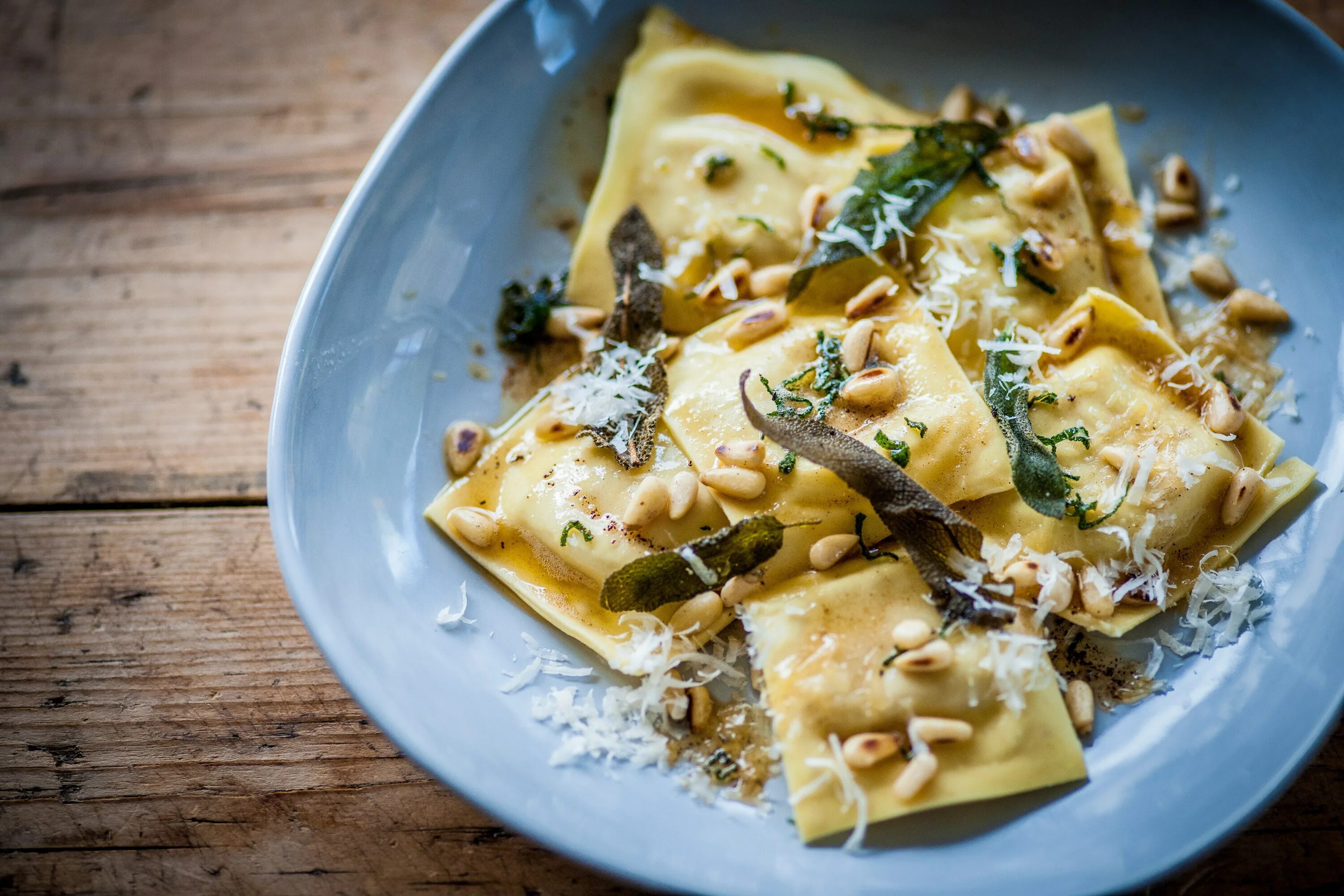 Итальянские пельмени с разнообразными. Равиоли (Ravioli). Сардиния равиоли. Равиоли с индейкой паста. Равиоли итальянские с пармезаном.