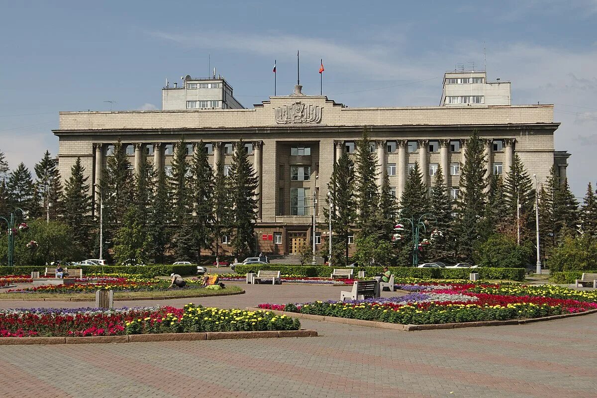 Позы трио в спортивной аэробике. Красноярск центр. Город красноярск. Красивые места в красноярске. Здание правительства красноярского края.