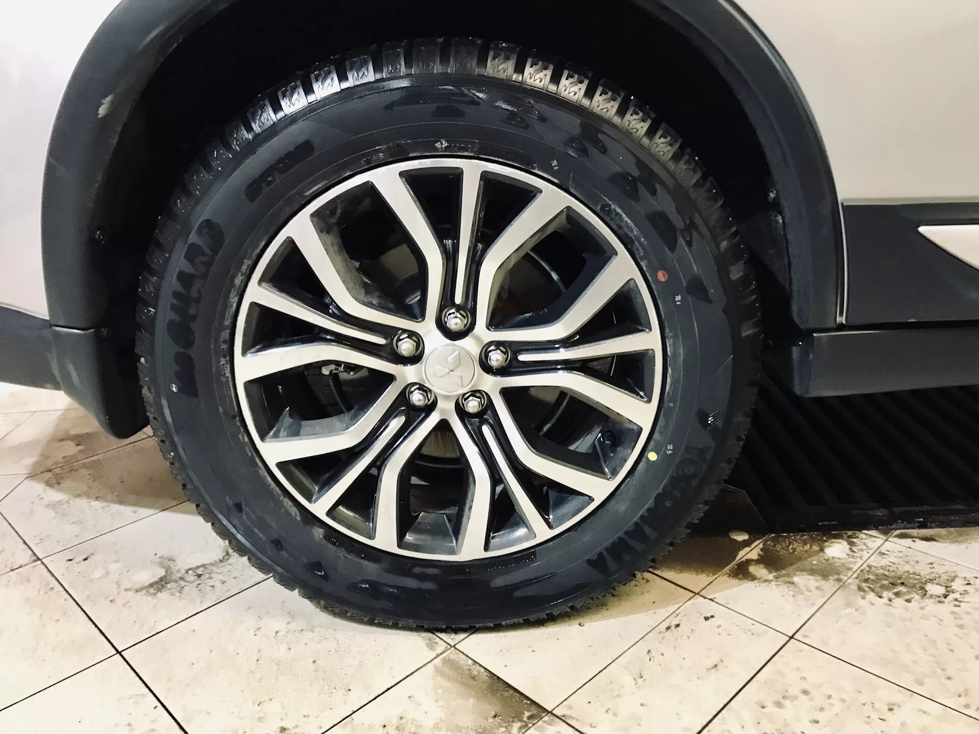 Сколько стоит резина 18 радиус. Outlander 255/55r18. Шина на Митсубиси Аутлендер 235 55 r 18. Колеса Mitsubishi Outlander r18. 235 55 18 Outlander.