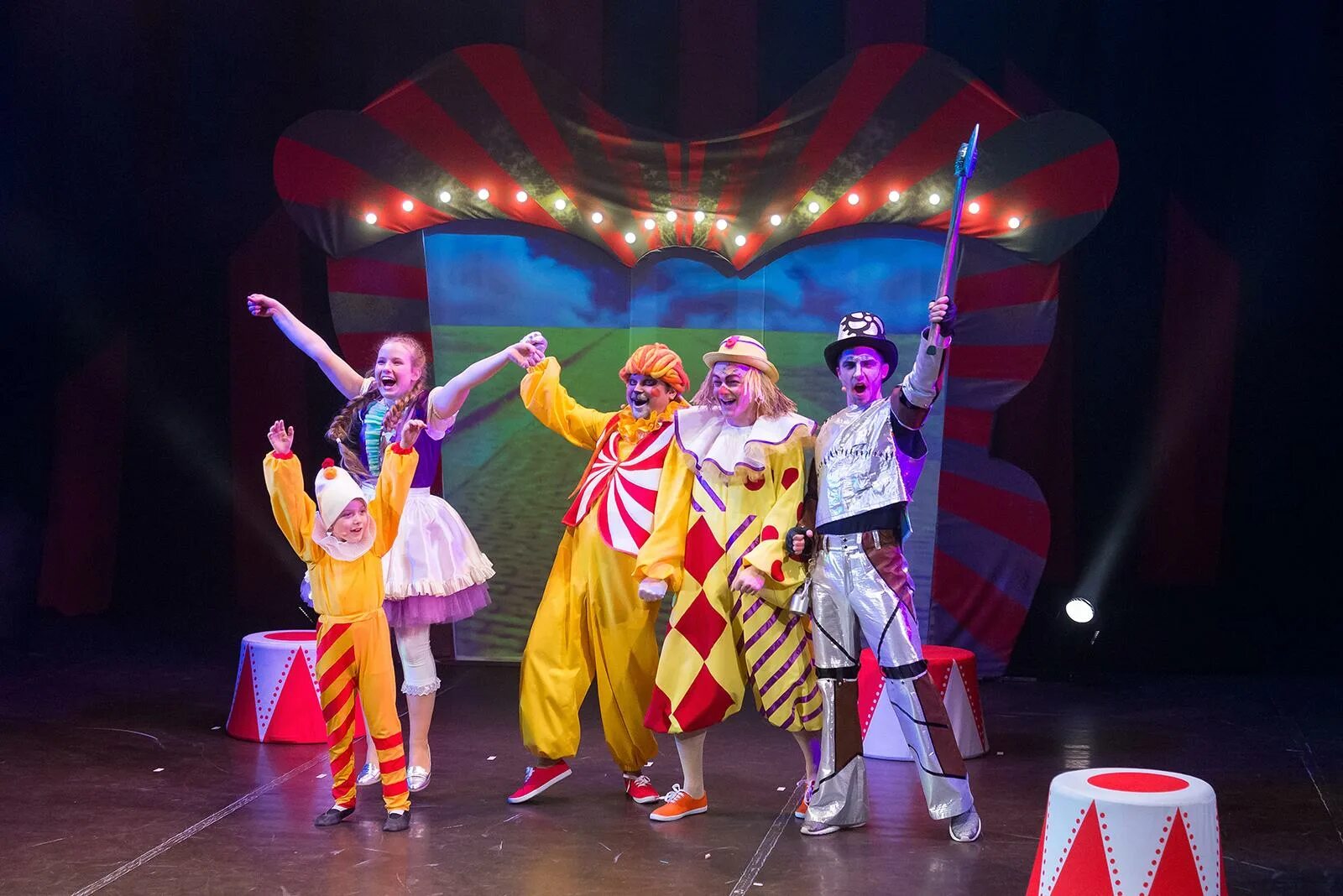 Театральная студия юао. Детский театр на улице. Детский театр на улице. Детский театр на улице. Театр для детей.