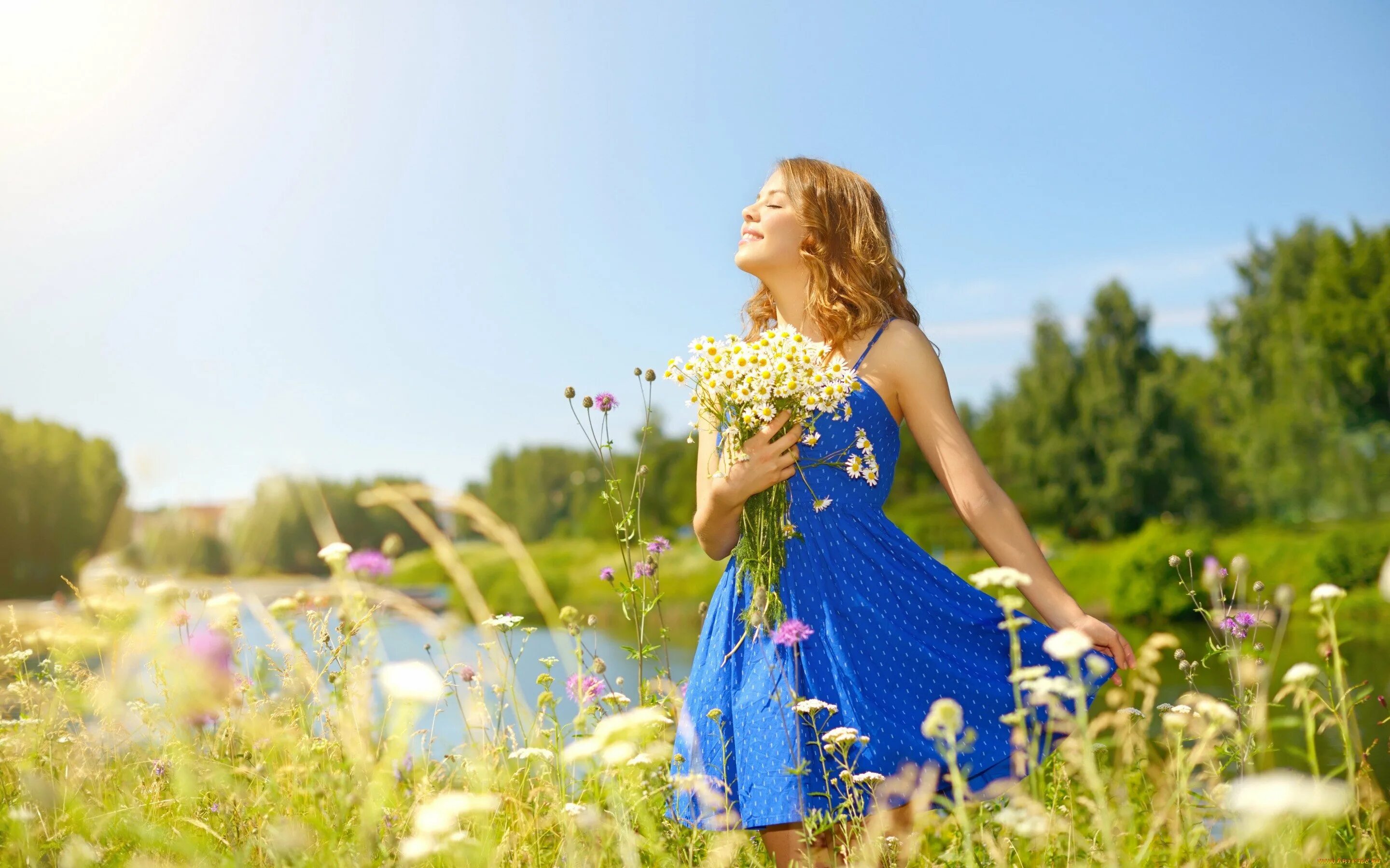 Человек радуется весне. Девушка в сарафане летом. Девушка в цветочном поле. Девушка в платье летнем. Фотосессия девушки на природе.