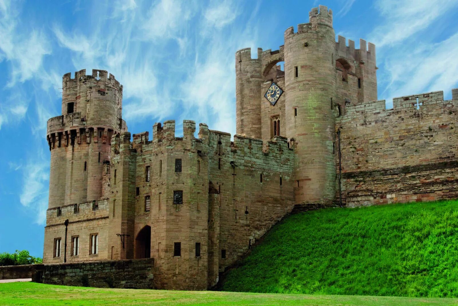 Известный средневековый замок. Уорикский замок, Великобритания. Замок Уорвик в Англии. Замок Уорик-Касл. Замки Вильгельма завоевателя в Англии.