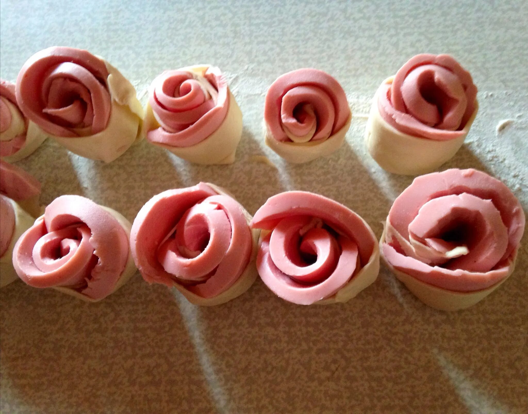 роза из бумаги своими руками. ризы из гофрированной бумаги. цветы из салфеток. розочка из салфетки своими руками. цветы из бумаги своими руками.