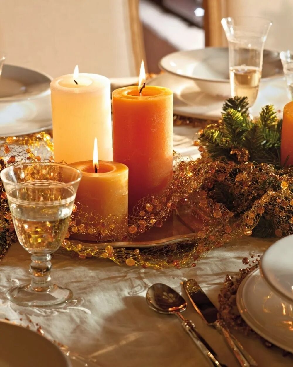 Украшение строа м свечами. Сервировка праздничного стола. Современный декор стола. Красивый праздничный стол. Свечи на новогоднем столе.