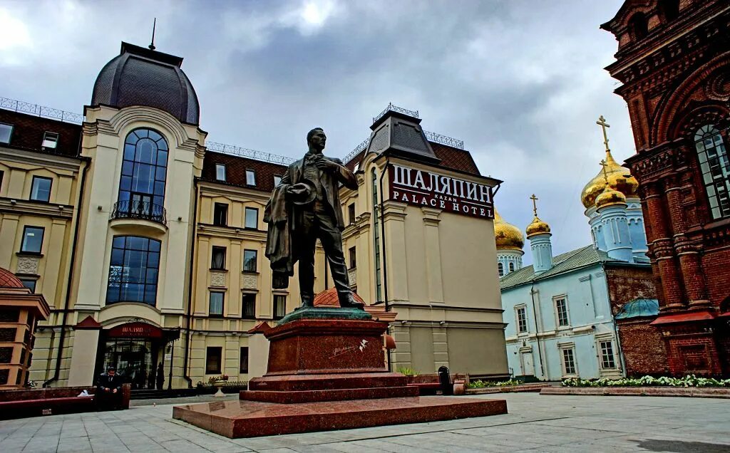 Улицы казани названные в честь. Казань памятник Шаляпину на Баумана. Шаляпин памятник в Казани. Казань улица Баумана памятник Шаляпин. Памятник Федору Шаляпину в Казани.