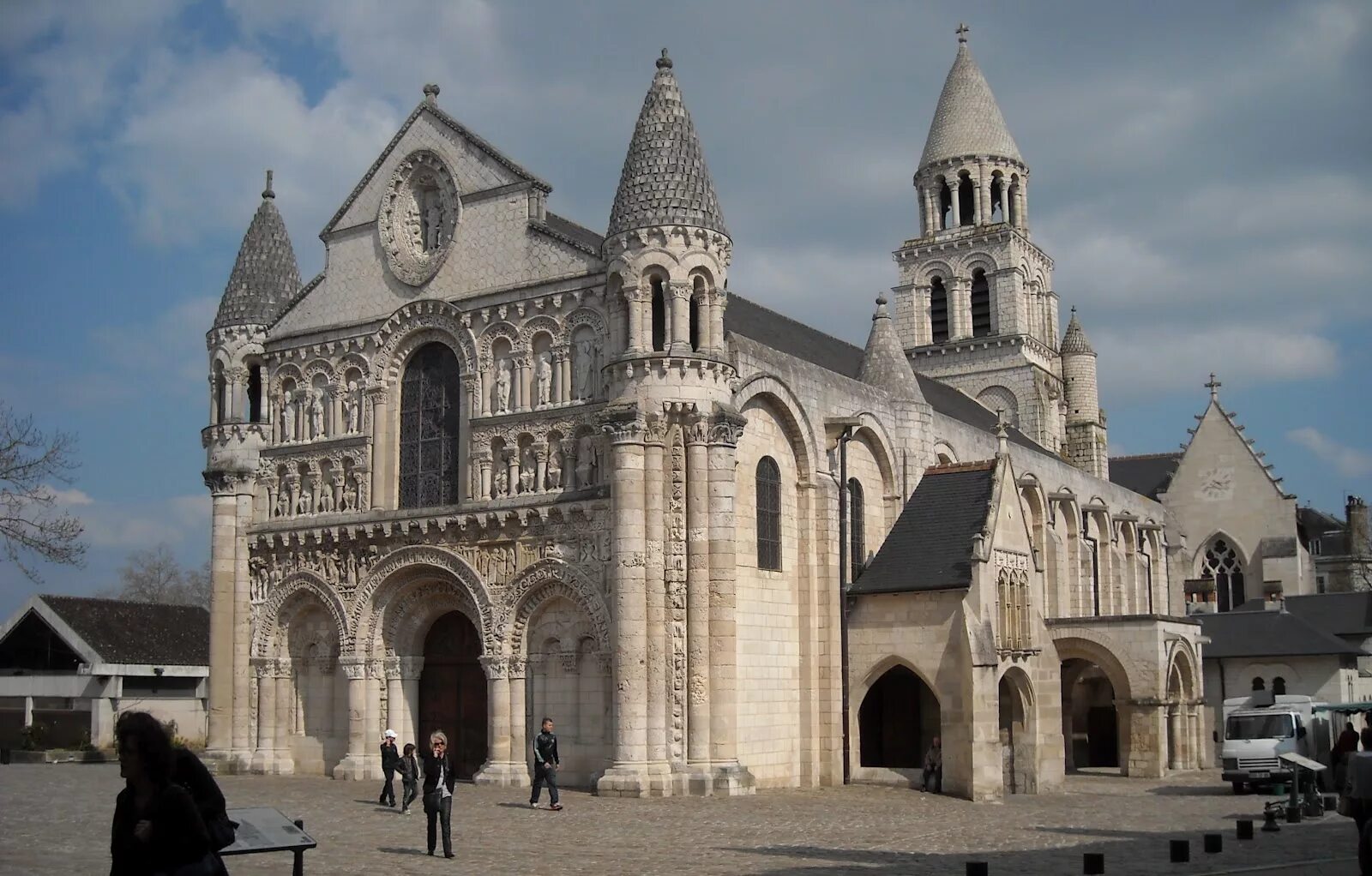 Ля гранде даме. Церковь Нотр-дам-ля-Гранд, Франция.