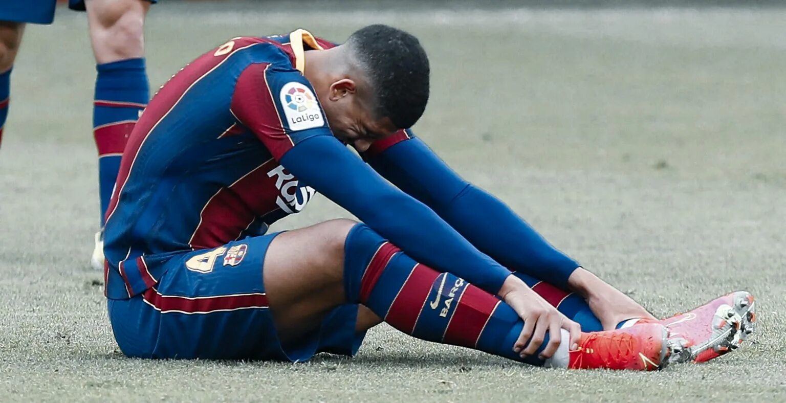 Коутиньо забивает барселоне. Травмы барселоны. Травма месси барселона-атлетико. Травма месси 2010. Неймар травма 2021.