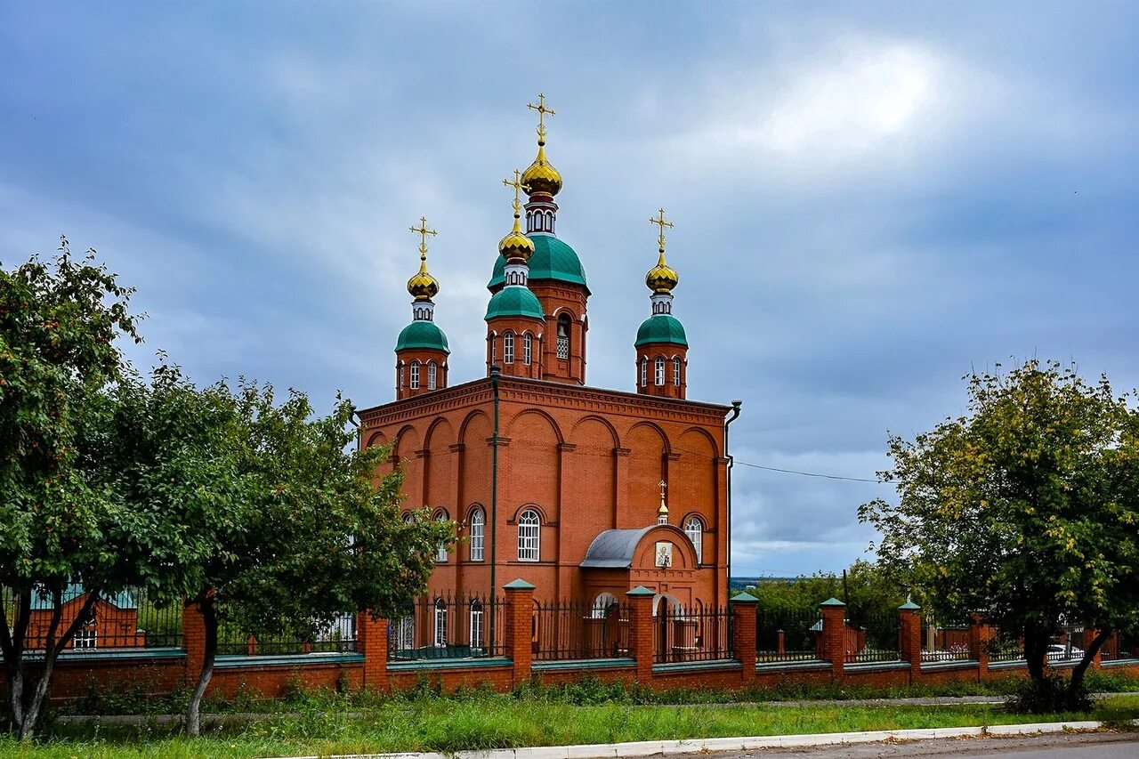 Природные достопримечательности удмуртии. Церковь Николая Чудотворца Сарапул. Удмуртия природа Сарапул. Сарапул набережная. Гора Урал Сарапул.