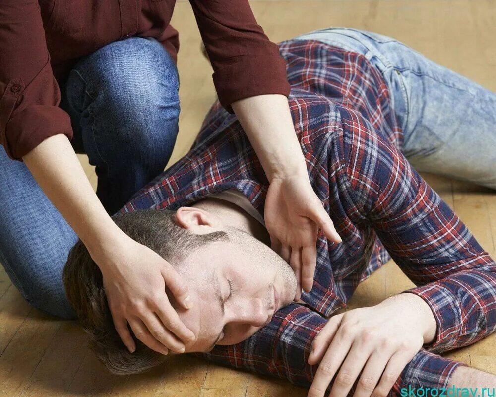Подросток падает в обморок. Подросток без сознания. Подросток падает в обморок. Подросток падает в обморок. Человек лежит без сознания.