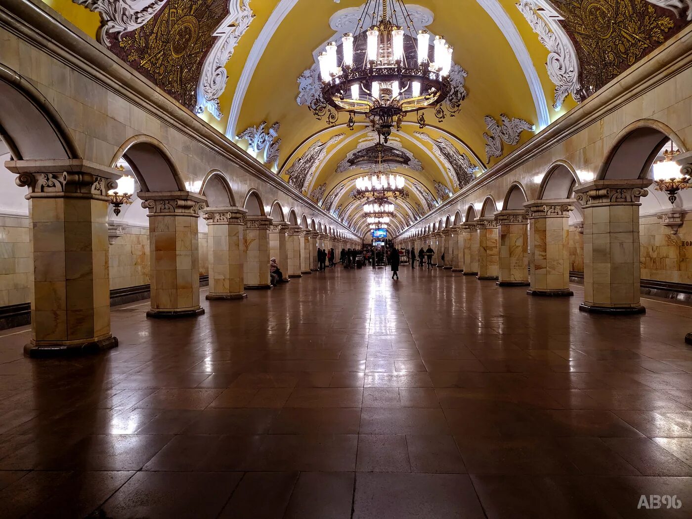 Московское метро комсомольская. Станция Комсомольская Кольцевая. Московская станция метро «Комсомольская-Кольцевая». Московское метро станция Комсомольская. Метро Комсомольская Кольцевая линия.