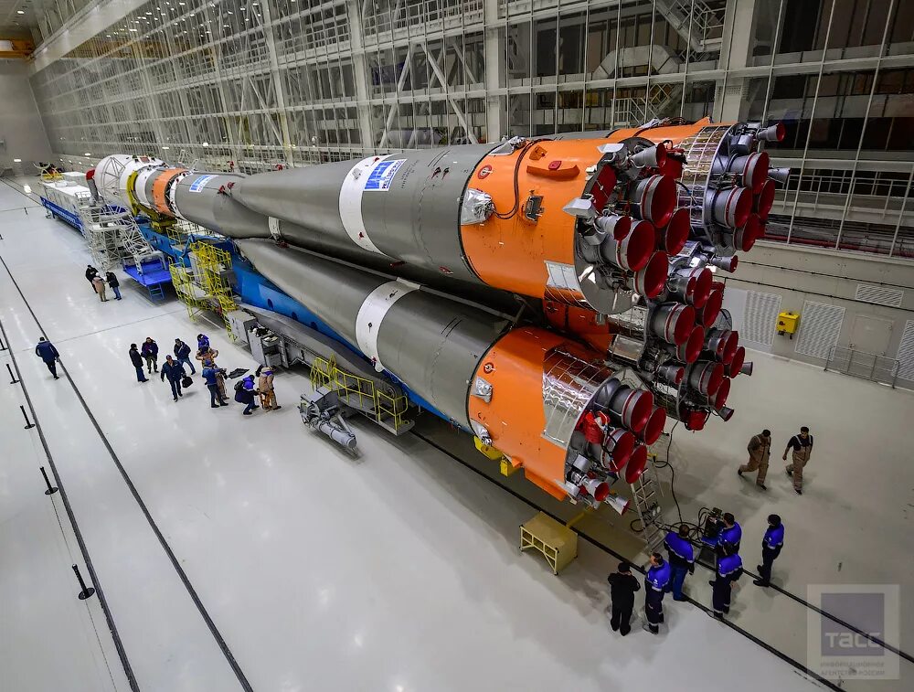 Идея использования ракет для космических. Строительство ракеты. стройка ракеты. постройка космической ракеты. ракета строится.