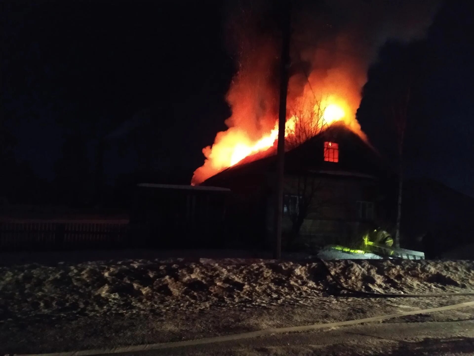 Пожар в Никольске Вологодской области. Пожар. Сгоревший дом. Пожар фото. Сгорел дом давай