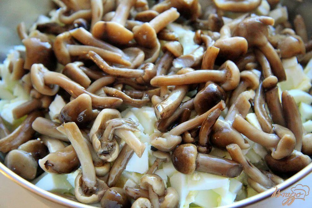 Обалденно вкусный салат с маринованными опятами и копченой грудинкой - смотреть 