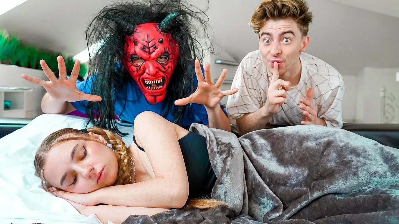 Устроили страшную ночь для моих друзей егорик. Пранки над друзьями страшные. Клементина трум трум. Смешные розыгрыши. Пранки над друзьями страшные.