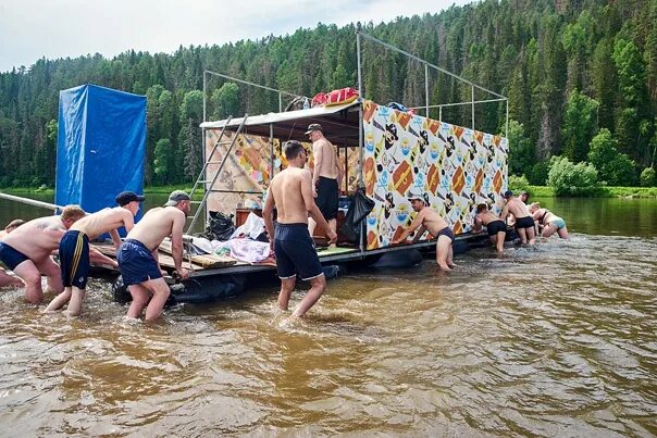 Аренда плота для сплава. Сплав по мане на плотах красноярск. плот для сплава по реке. сплав по мане на плоту.