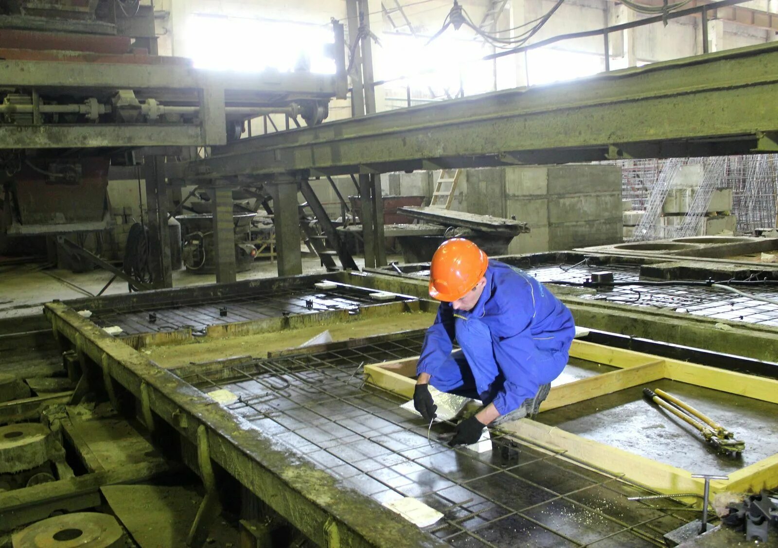 Также на постоянной основе. СТРОЙПАНЕЛЬКОМПЛЕКТ завод. СТРОЙПАНЕЛЬКОМПЛЕКТ завод Пермь. Мастер формовочного цеха. Формовщик ЖБИ.