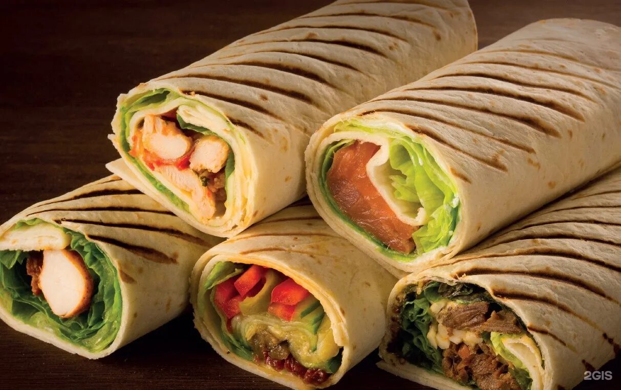 Ролл филадельфия шоколадница. Ролл цезарь шоколадница. Ролл со шницелем шоколадница. Ролл с ветчиной шоколадница. Роллы цезарь с соусом.