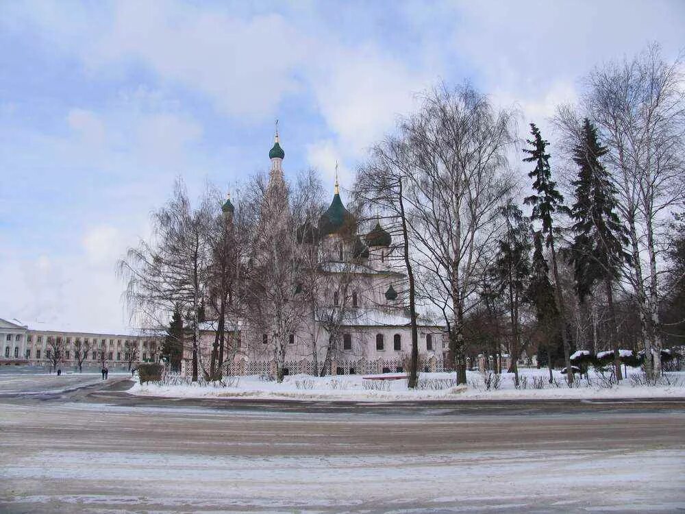 Набережная ярославль зима. Ярославль кострома зимой. Ярославль зимой. Волжская набережная стрелка ярославль зимой. Исторический центр ярославля зимой.