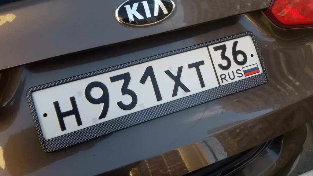 Рамка номерного знака Киа СИД JD. Рамка на номерной знак Kia Серато. Чёрная рамка для номера авто. Рамка для номера карбон.