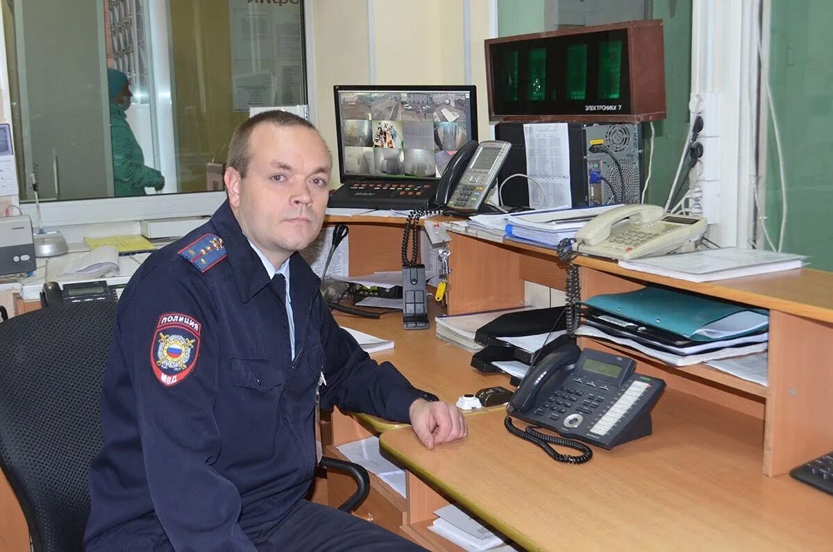 Дежурящий полицейский. В дежурной части полиции. Дежурный ОВД. Оперативный дежурный МВД. Оперативный дежурный дежурной части ОВД.