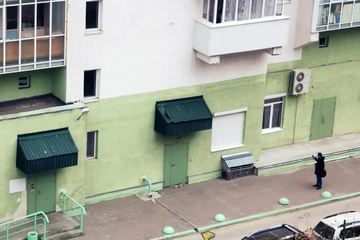 Шестиклассница выпрыгнула из окна. Девушквыпала из окна в Новосибирске. Девушка выпрыгнула из окна в Новосибирске. Девочка выпавшая из окна 10 этажа. Девушка выбросилась из окна.