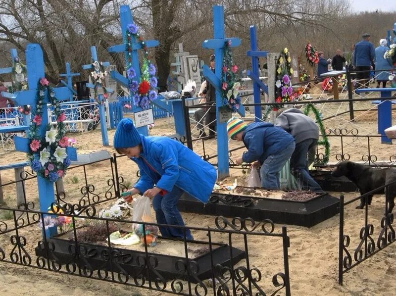 Можно на кладбище на страстной неделе. Городское кладбище город Камышин. Радоница Станичное кладбище. Конфеты на кладбище. Пасха на кладбище.